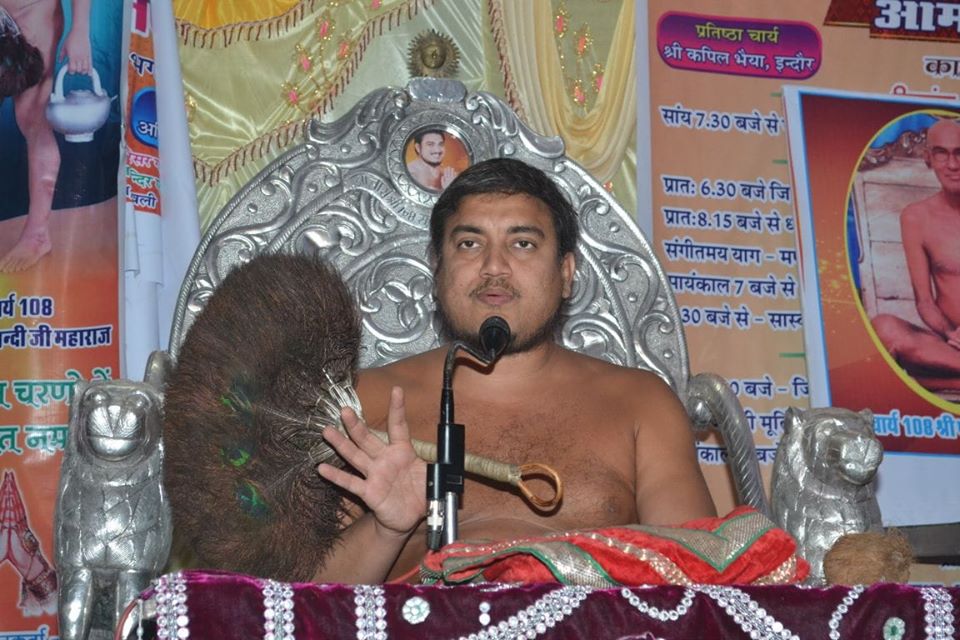 जैन मुनि पर महिला से रेप का आरोप, जांच के दौरान पुलिस को बैग से कई आपत्तिजनक वस्तुएं मिली