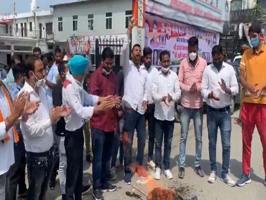 प्रधानमंत्री नरेंद्र मोदी के जन्मदिन पर जलाया उनका पुतला, 15 गिरफ्तार 