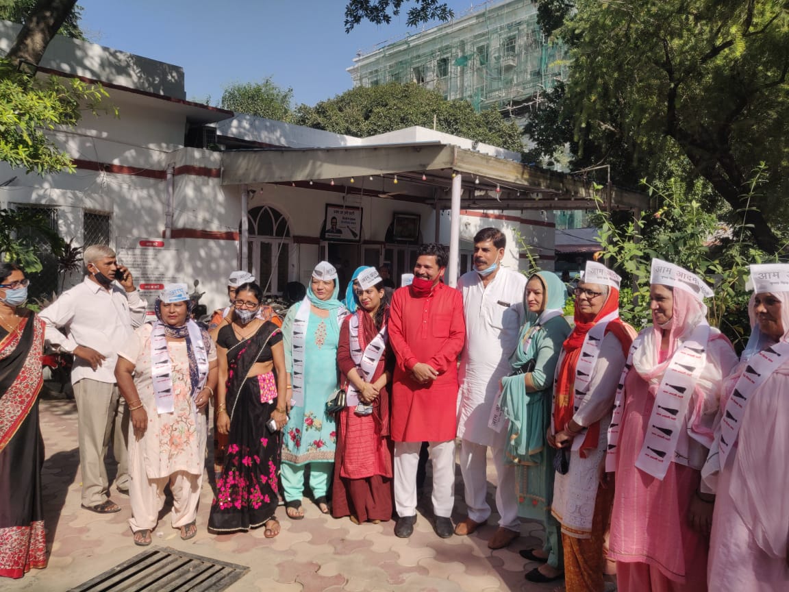 अगल-अलग राजनीतिक दलों के कई नेता आम आदमी पार्टी में शामिल