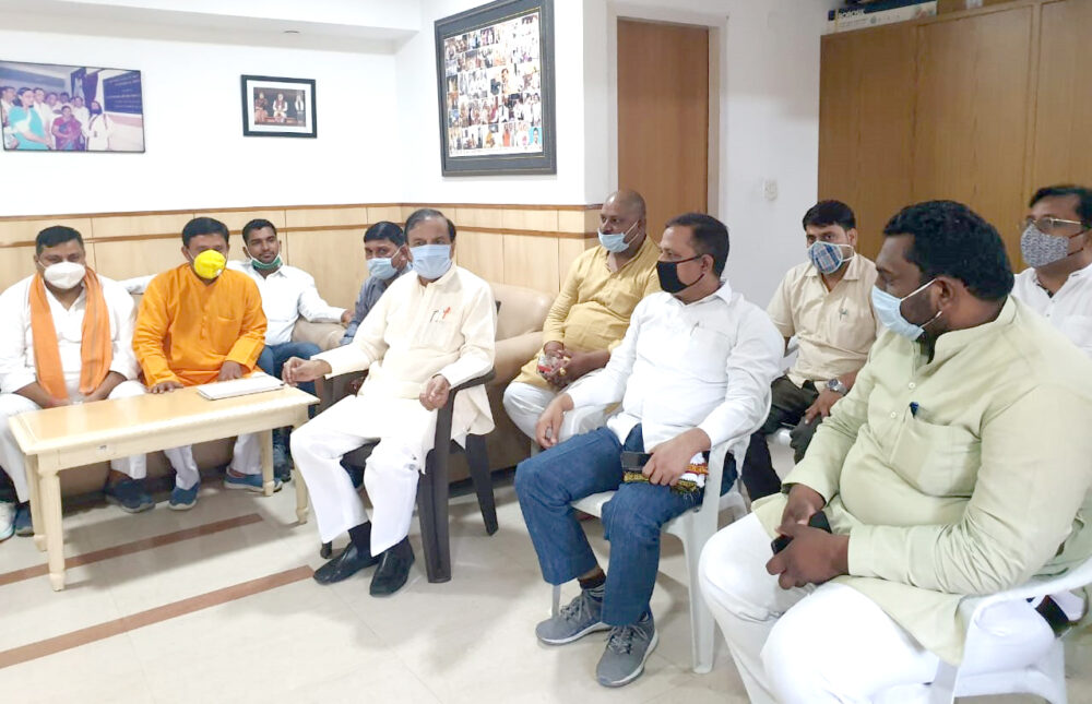 गौतमबुद्वनगर के सांसद एवं पूर्व केन्द्रीय मंत्री डॉ. महेश शर्मा से किसानों ने मुलाकात कर कृषी विधयेक की सराहनीय की