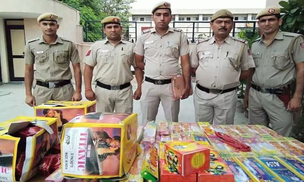 दिल्ली पुलिस ने  600 किलो पटाखे बरामद किए , सात गिरफ्तार