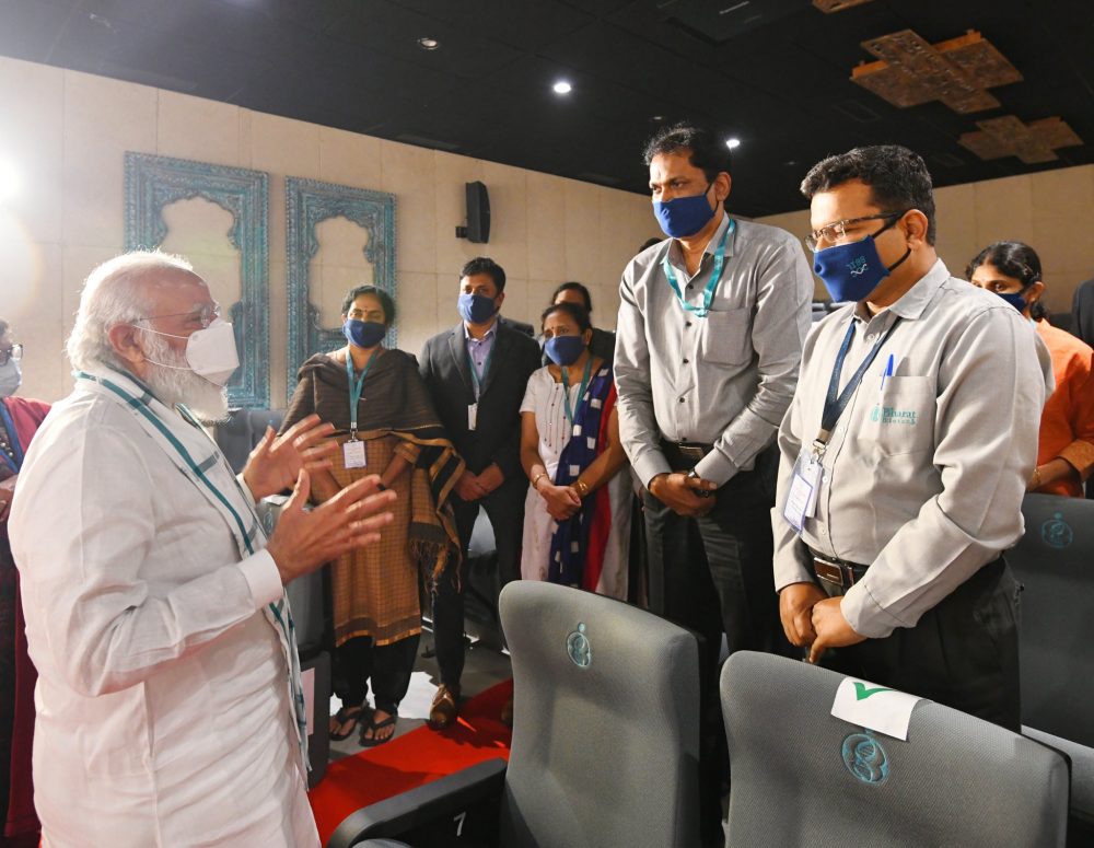 Bharat Biotech प्लांट पहुंचे पीएम मोदी, कोरोना वैक्सीन की तैयारियों का ले रहे जायजा