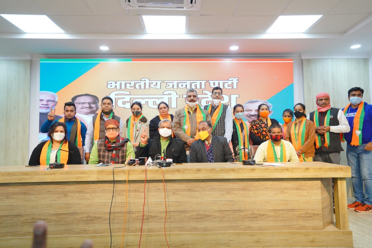आम आदमी पार्टी के आधा दर्जन से अधिक संस्थापक सदस्यों के साथ सैंकड़ों कार्यकर्ता भाजपा में हुए शामिल