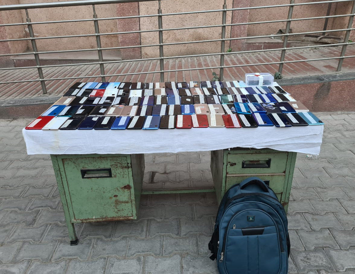 दिल्ली पुलिस के स्पेशल स्टाफ ईस्ट डिस्ट्रिक्ट मोबाइल फोन चोरी करने वाले कुख्यात गिरफ्तार, 90 मोबाइल फोन बरामद किए