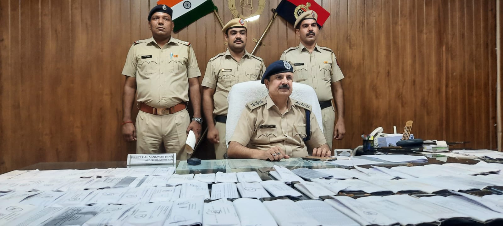 गुरुग्राम पुलिस ने लगभग 15 लाख रुपए कीमत के 106 मोबाईल फोन्स को असल मालिकों को सौंपा