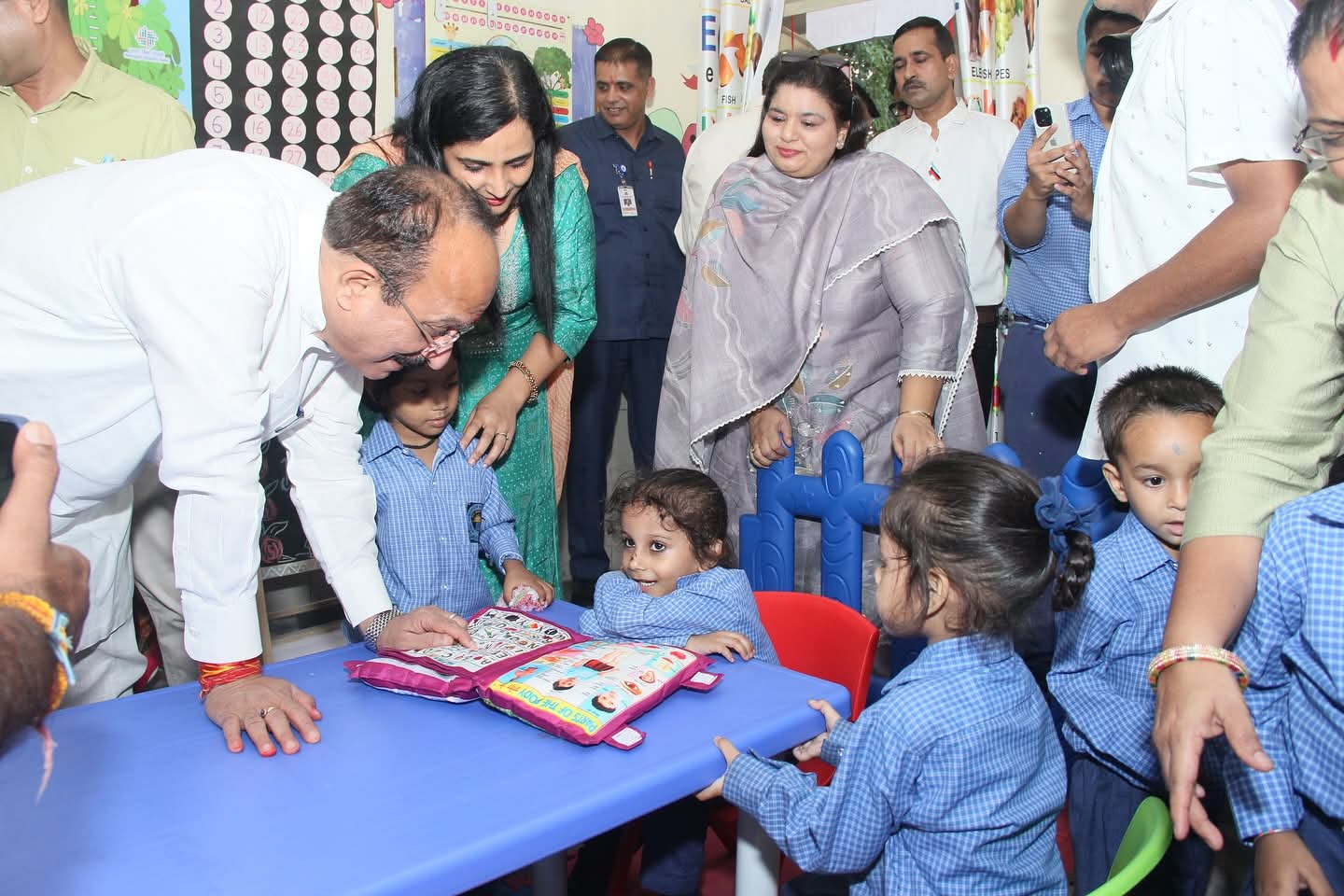 दिल्ली के सरकारी स्कूल में पहली बार बच्चों का आधार कार्ड बनाने के कैम्प की शुरुआत