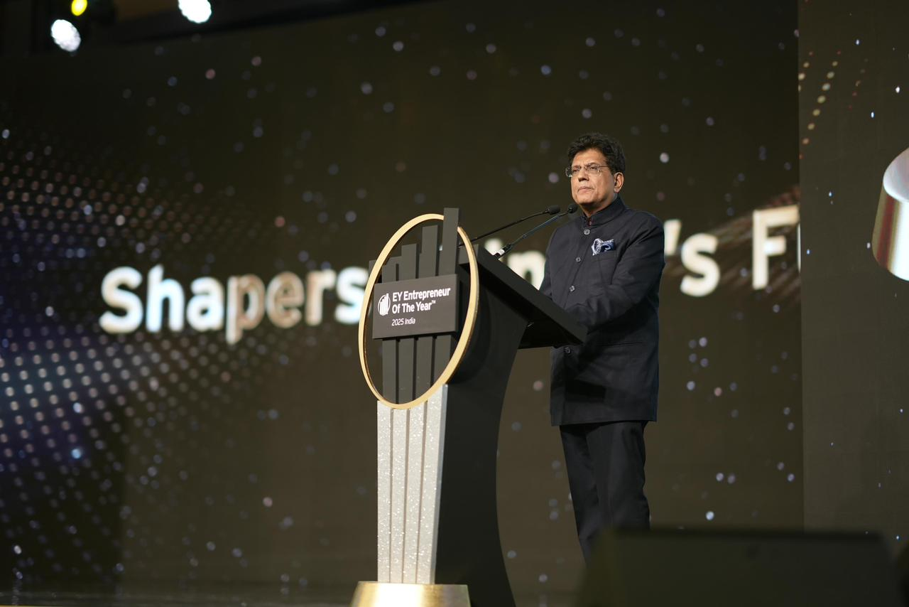 केंद्रीय वाणिज्य एवं उद्योग मंत्री पीयूष गोयल ने मुंबई में ईवाई एंटरप्रेन्योर ऑफ द ईयर पुरस्कार प्रदान करते हुए युवा शक्ति, एआई और वैश्विक व्यापार के महत्व को रेखांकित किया