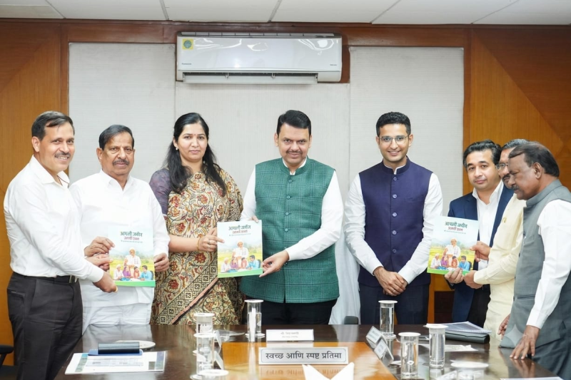 मुख्यमंत्री देवेंद्र फडणवीस ने ‘अपनी ज़मीन, अपने अधिकार’ कॉमिक का किया विमोचन, वनाधिकार जागरूकता को मिलेगा बढ़ावा