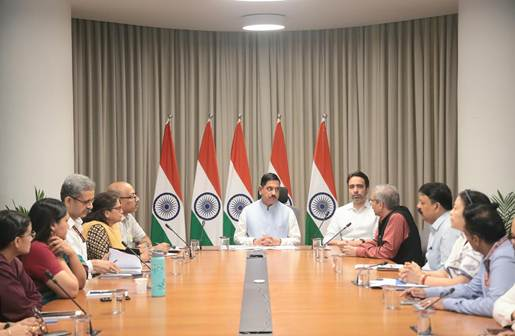 प्रह्लाद जोशी ने संभाला केंद्रीय शिक्षा मंत्रालय का कार्यभार, वरिष्ठ अधिकारियों के साथ की समीक्षा बैठक