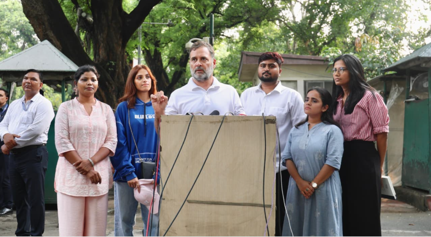 राहुल गांधी ने छात्र प्रदर्शनकारियों से की मुलाकात, अमित शाह पर लगाए गंभीर आरोप