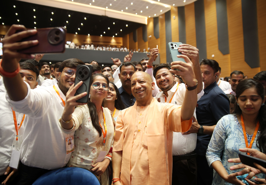 छह महीने के अंदर एक लाख युवाओं को देंगे सरकारी नौकरी: मुख्यमंत्री