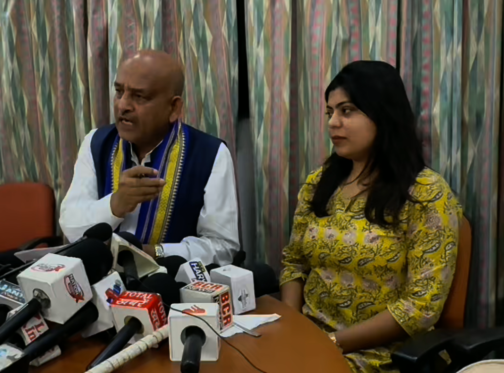 दिल्ली विश्वविद्यालय में भर्ती के नाम पर कथित वसूली रैकेट का मामला, प्रोफेसर की बर्खास्तगी पर FIR के आदेश का दावा