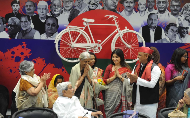 अखिलेश यादव की दादी मूर्ति देवी एवं माँ मालती देवी की याद में आज महिला सम्मान समारोह का आयोजन किया गया