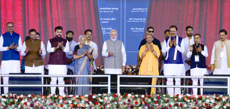 नोएडा इंटरनेशनल एयरपोर्ट के पहले चरण के उद्घाटन पर खुशी से झूम उठे लोग, मोदी-योगी के नारों की गूंज